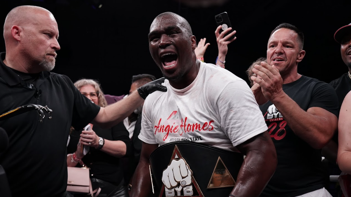 Gustavo “Asesino Cubano’’ Trujillo celebra tras derrotar por la vía del nocaut a Ike Villanueva, el sábado en Nueva Orleans.