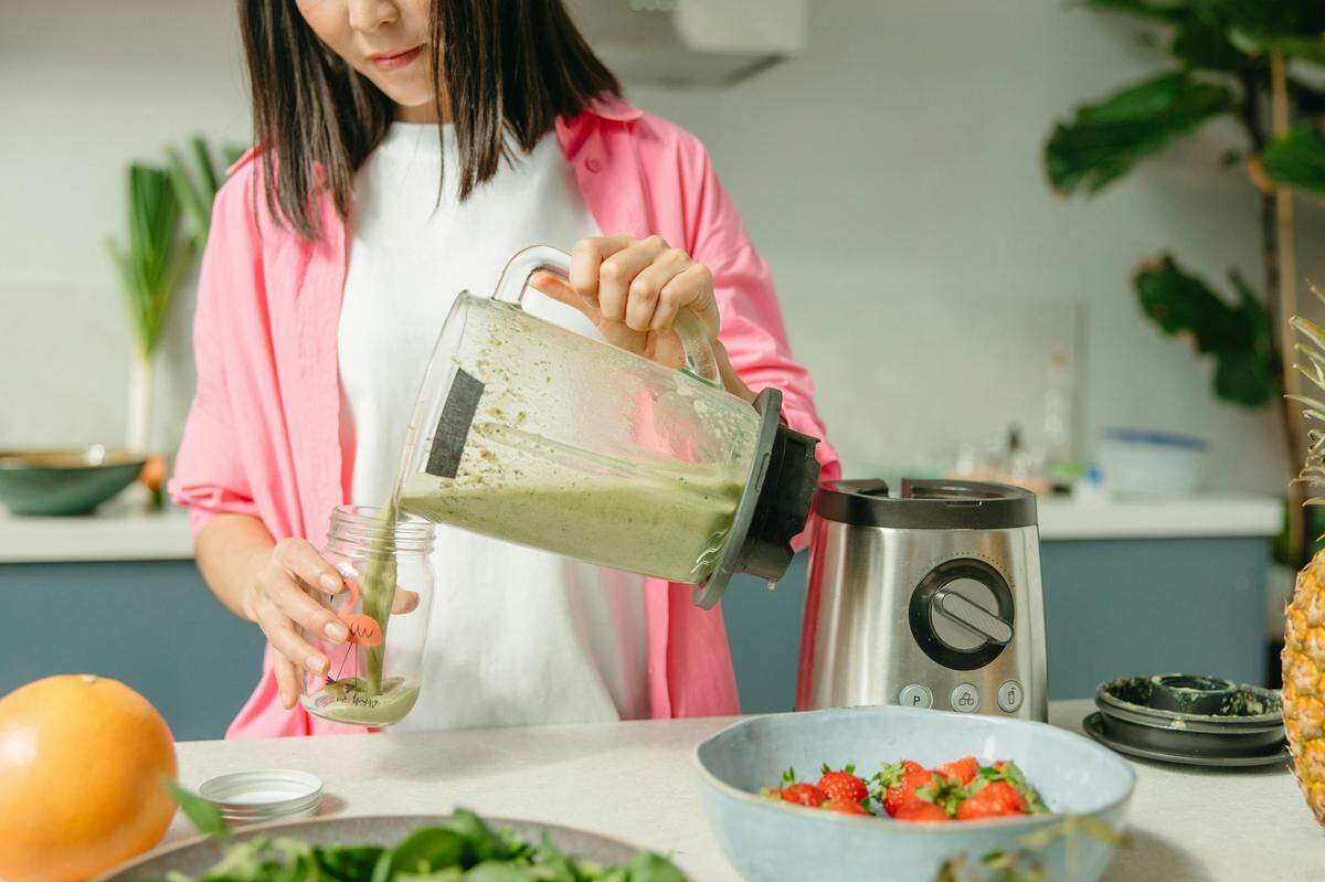 Hacer zumos o licuar puede ayudar a disimular sabores que no nos gustan, como el amargor de las verduras, y ocultar imperfecciones como las magulladuras o puntos blandos de los vegetales.