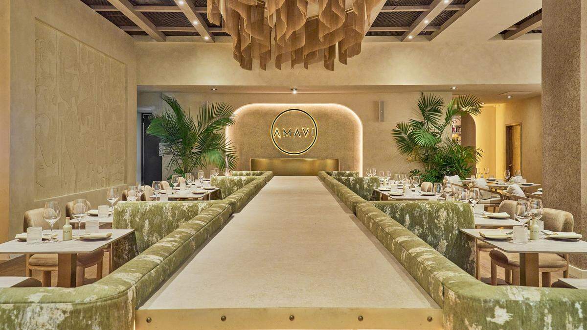 El pasillo central se transforma en un espacio para espectáculos en vivo a medida que avanza la noche en el restaurante Amavi de Miami.
