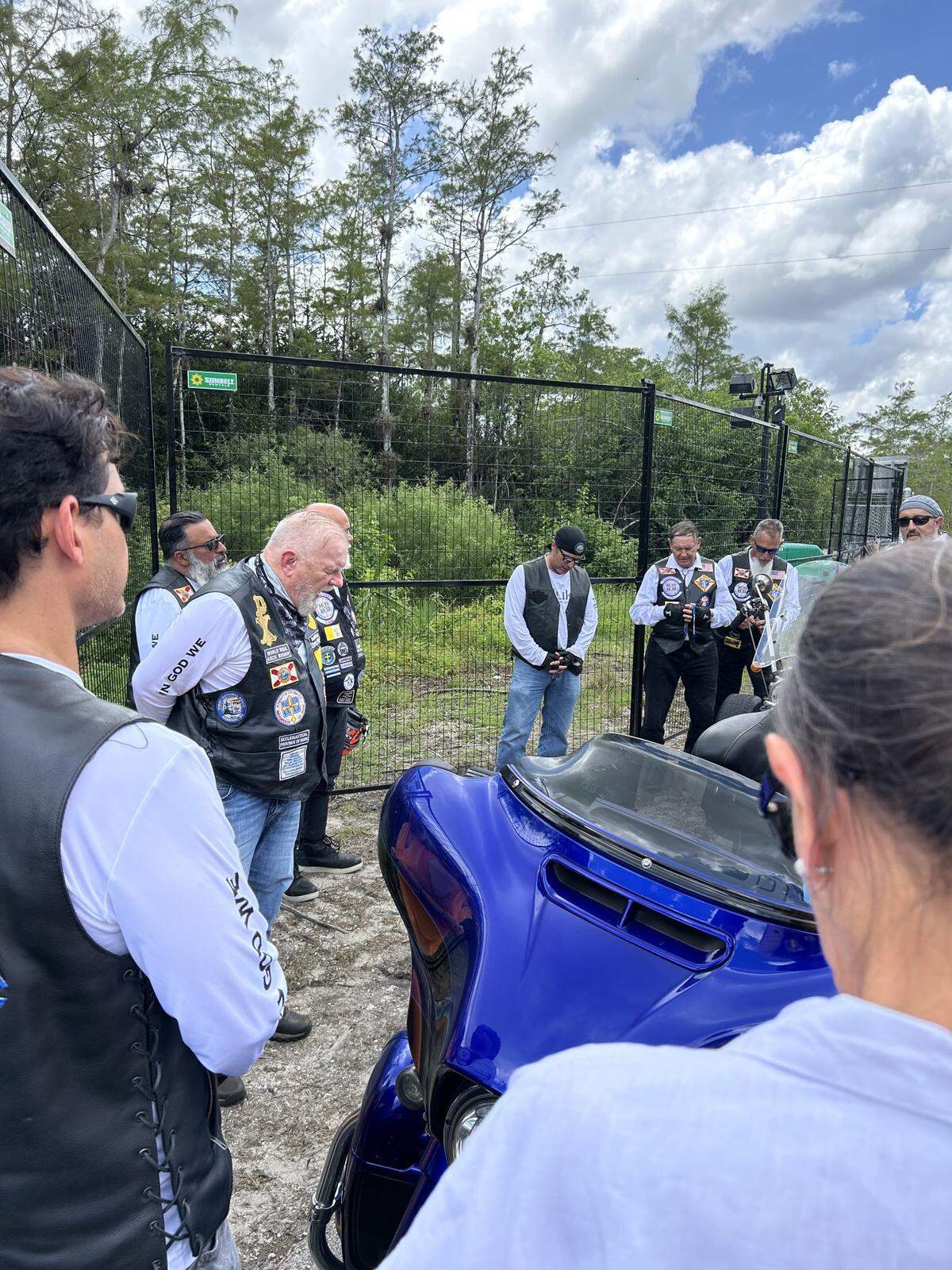 El arzobispo de Miami, Thomas Wenski, oró con miembros del ministerio Knights on Bikes a la entrada de Alligator Alcatraz, el centro de detención de inmigrantes de Florida en los Everglades. 