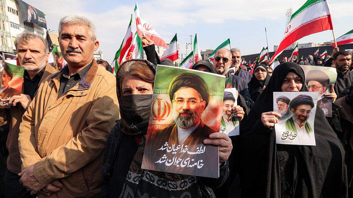 Una mujer posa con una fotografía del nuevo líder supremo de Irán, el ayatolá Mojtaba Jamenei, durante una manifestación en apoyo a él en la plaza Enghelab, en el centro de Teherán, el domingo 9 de marzo de 2026.