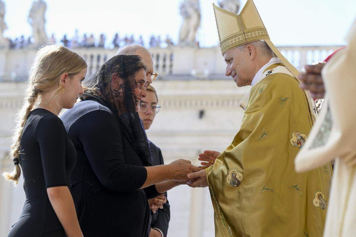 El papa León XIV saluda a Antonia Salzano, madre del nuevo santo Carlo Acutis, durante la misa y canonización de Carlo Acutis y Pier Giorgio Frassati en la Plaza de San Pedro, Ciudad del Vaticano, el domingo 7 de septiembre de 2025.