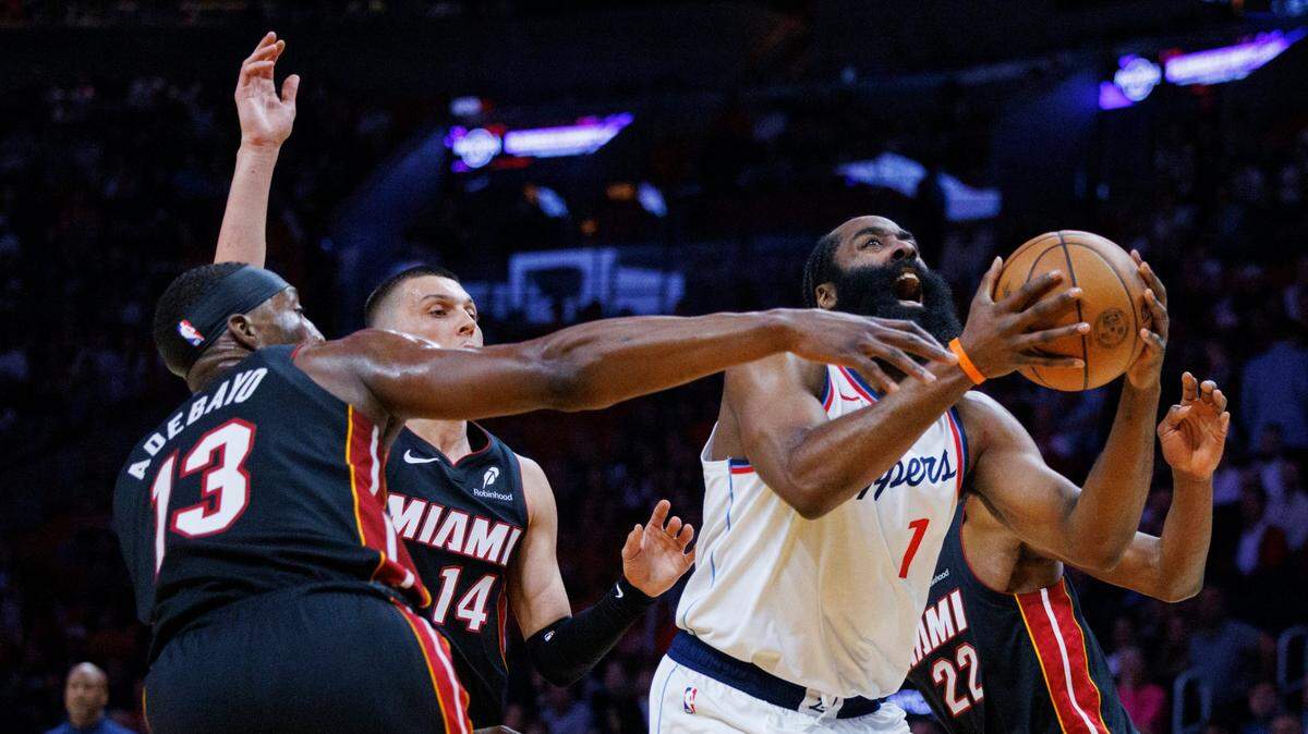 El jugador de los Clippers de Los Angeles James Harden entra al aro ante la defensa del Heat, en el partido celebrado el 12 de marzo de 2025 en Miami.