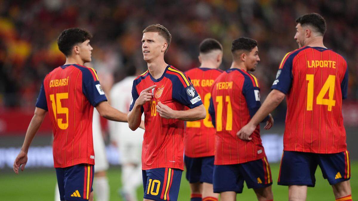 Dani Olmo celebra tras anotar el primer gol de España en el último partido de clasificación para la Copa Mundial de la FIFA 2026 ante y Turquía en el Estadio de La Cartuja, el 18 de noviembre de 2025 en Sevilla, España