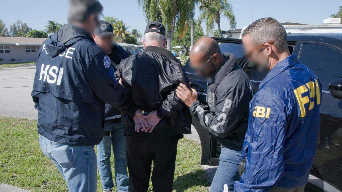 Tomás Emilio Hernández Cruz, de 71 años, ex funcionario del servicio de inteligencia cubano, fue arrestado por el Servicio de Inmigración y Protección de Aduanas (ICE) y el FBI la semana pasada en Broward. Las agencias afirmaron que presentó declaraciones fraudulentas en su solicitud de residencia permanente (green card) y se encuentra a la espera de su deportación.