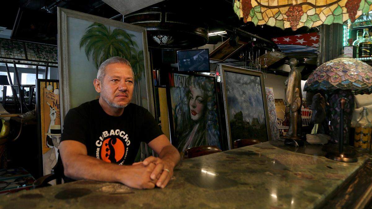 Roberto Ramos, dueño de Cubaocho Museum & Performing Arts Center, en la Calle Ocho, en mayo. Ramos expresó su rechazo a que sigan cerrados los bares, porque los dueños están endeudados y a punto de quebrar y los empleados en una grave situación.