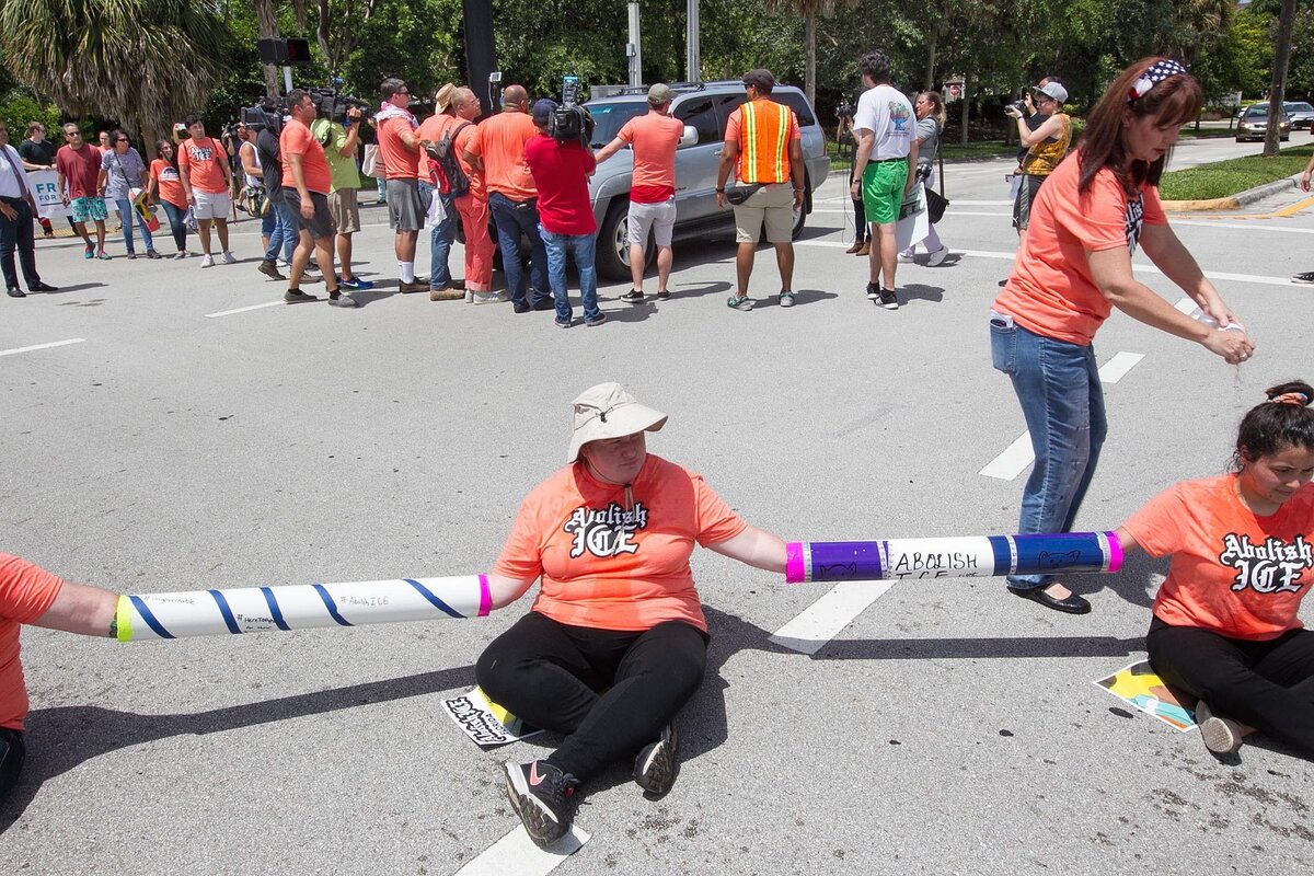 Los manifestantes protestaron en las afueras de la oficina de ICE en la ciudad de Miramar, al norte de Miami.