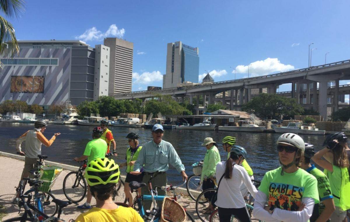 Tour en bicicleta por Gables: Fiesta Real de Poinciana.