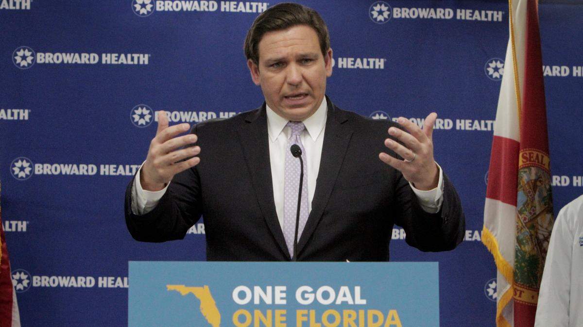 Fort Lauderdale, Florida, 3 de agosto de 2020- El gobernador de Florida, Ron DeSantis, durante una conferencia de prensa de Covid-19 en las oficinas corporativas de Broward Health.