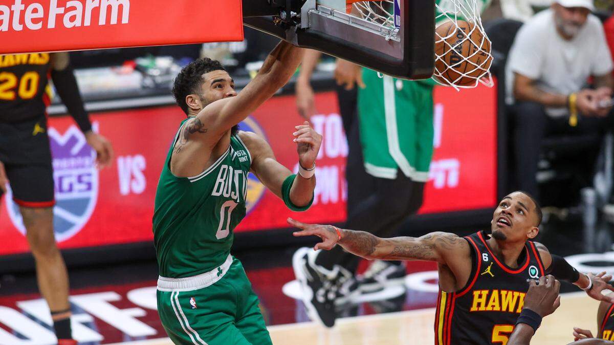La estrella de los Celtics Jayson Tatum clava la pelota en el sexto juego del partido de playoffs ante los Hawks, el 27 de abril de 2023 en Atlanta.