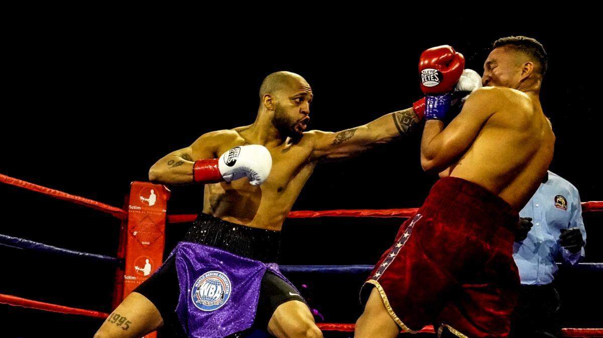 El cubano Armandito Martínez (izq.) afronta un cierre de año con cinco peleas programadas, fortaleciendo su carrera profesional y buscando consolidarse como una de las figuras del boxeo en 135 libras.