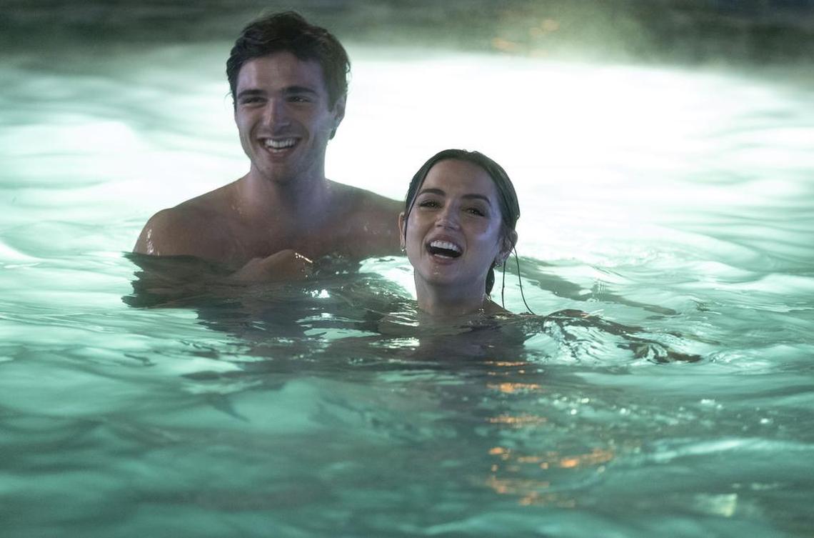 Esta imagen difundida por 20th Century Studios muestra a Jacob Elordi, a la izquierda, y a Ana de Armas en una escena de "Deep Water". (Claire Folger/20th Century Studios vía AP)