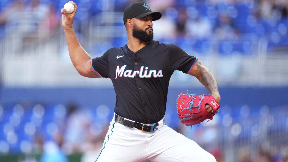  El lanzador de los Marlins de Miami, Sandy Alcántara (22), lanza en la primera entrada contra los Nacionales de Washington este 12 de abril de 2025, en el LoanDepot Park,  en Miami, Florida.