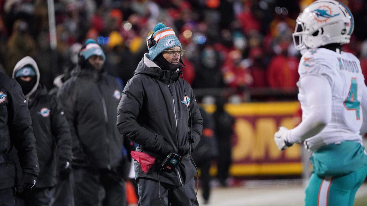 El entrenador de los Dolphins Mike McDaniel observa el partido de playoffs contra los Chiefs, celebrado el 13 de enero de 2024 en Kansas City.