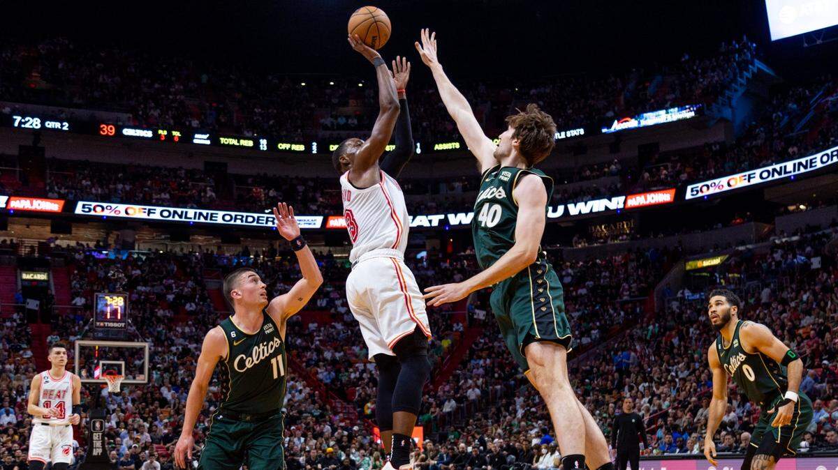 El centro del Heat Bam Adebayo (13) tira al aro ante la marca de Luke Kornet, de los Celtics de Boston, en el partido celebrado el 24 de enero de 2023 en Miami.