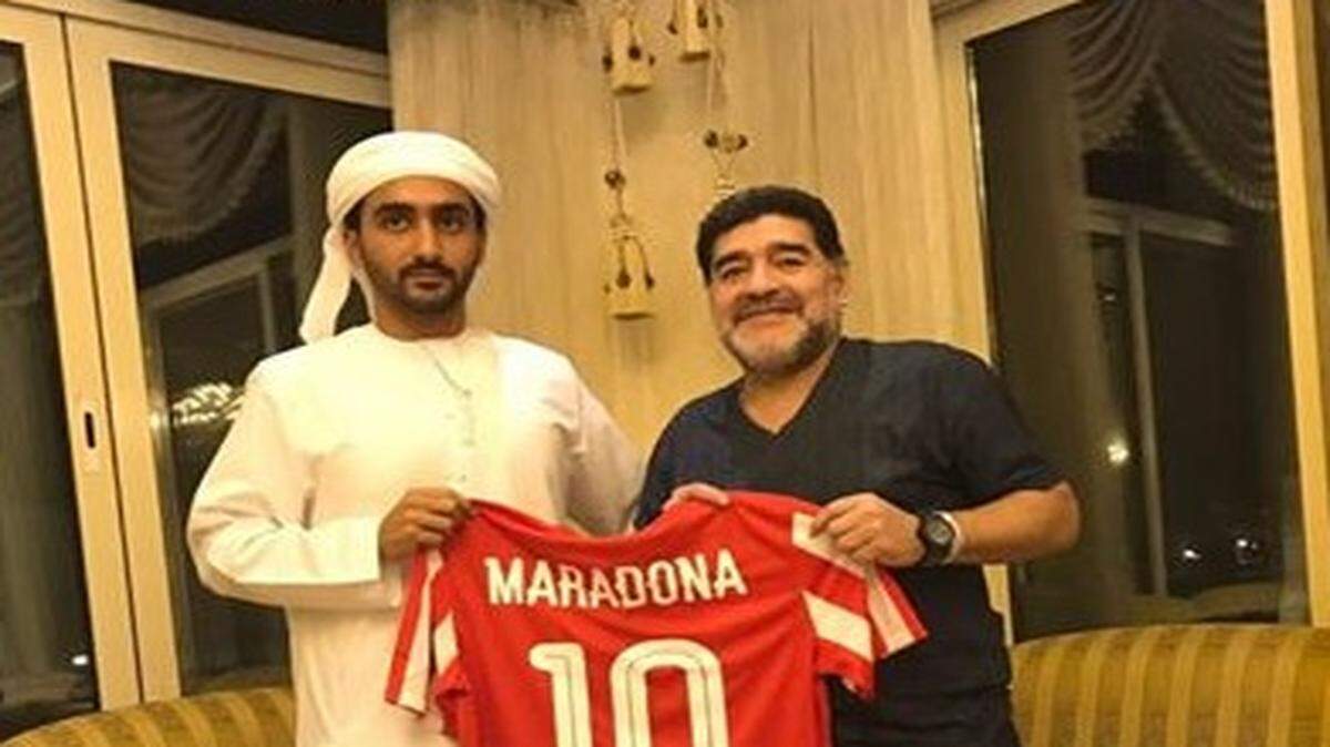 “Quiero contarles que soy el nuevo director técnico del Al-Fujairah SC, de la segunda division de Emiratos Árabes Unidos. Estos son mis nuevos colores!”, anunció Maradona en Facebook, con un texto en castellano e italiano, seguido de una foto en la que aparece con un miembro del club y una camiseta rojiblanca, con su nombre en la espalda y el número 10.