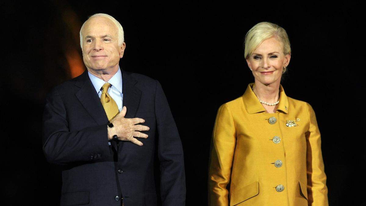 El senador John McCain junto a su esposa Cindy en Phoenix, Arizona,  la noche en que Barack Obama ganó las elecciones del 2008.