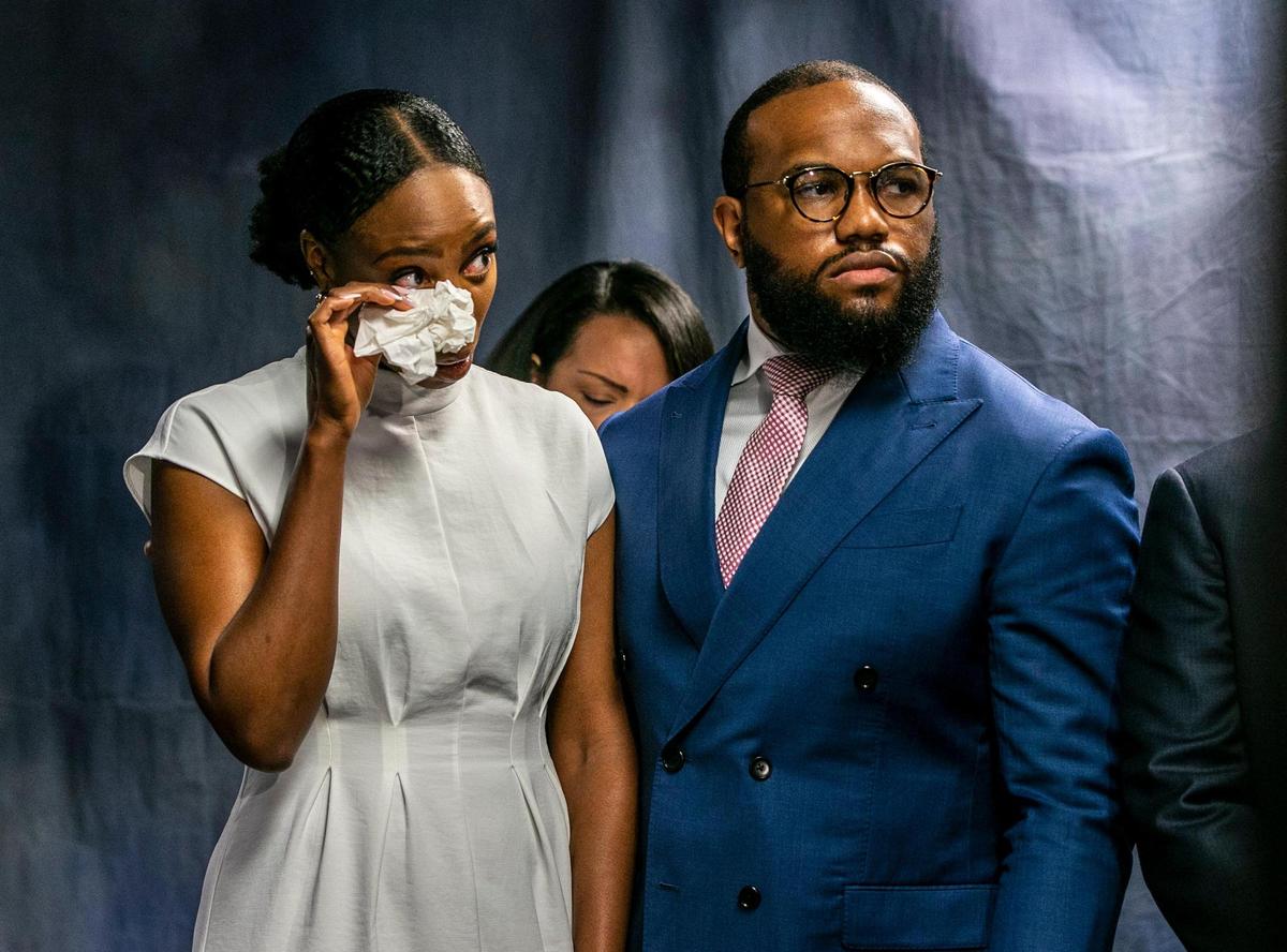 Los familiares Karen Egbuna y Jeffrey Obumselii reaccionan cuando la fiscal de Miami-Dade, Katherine Fernandez Rundle, reveló la orden de arresto contra la modelo Courtney Clenney el jueves, un día después que alguaciles federales la arrestaron en Hawai por el homicidio de Christian Obumseli, el 3 de abril en Miami, el jueves 11 de agosto de 2022.