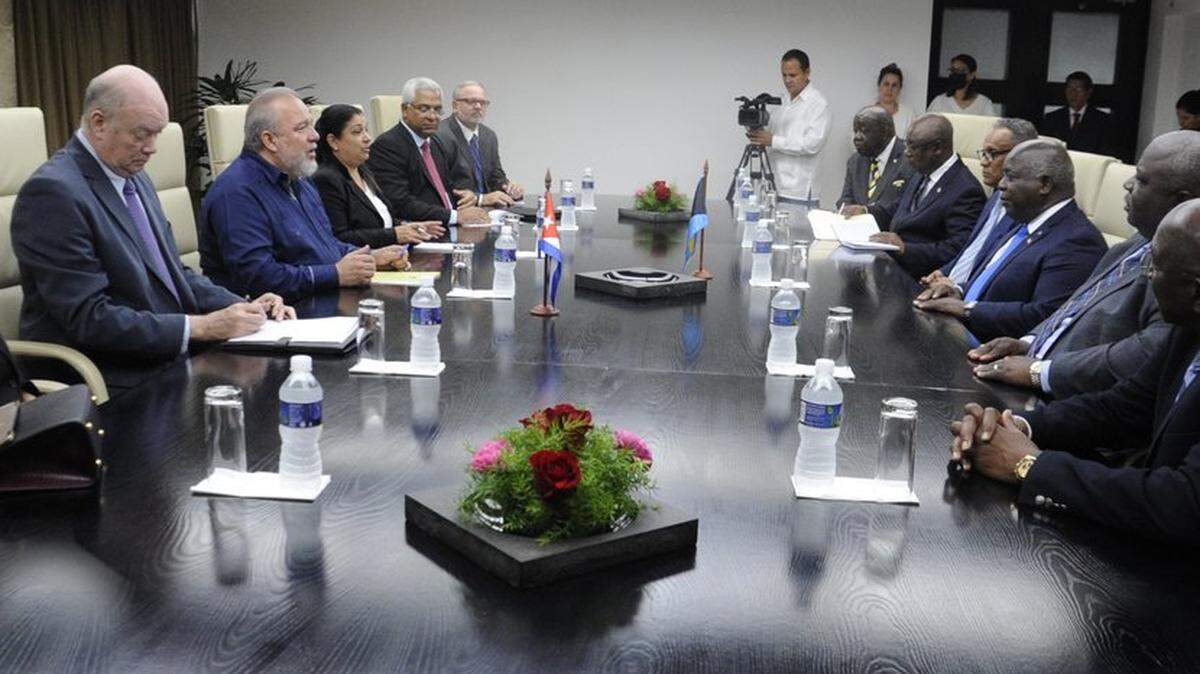 El primer ministro de las Bahamas, Philip Davies (centro derecha) y el ministro de Salud, Michael Darville (sentado a su derecha), durante una reunión en diciembre de 2022 con el primer ministro cubano, Manuel Marrero, en La Habana.