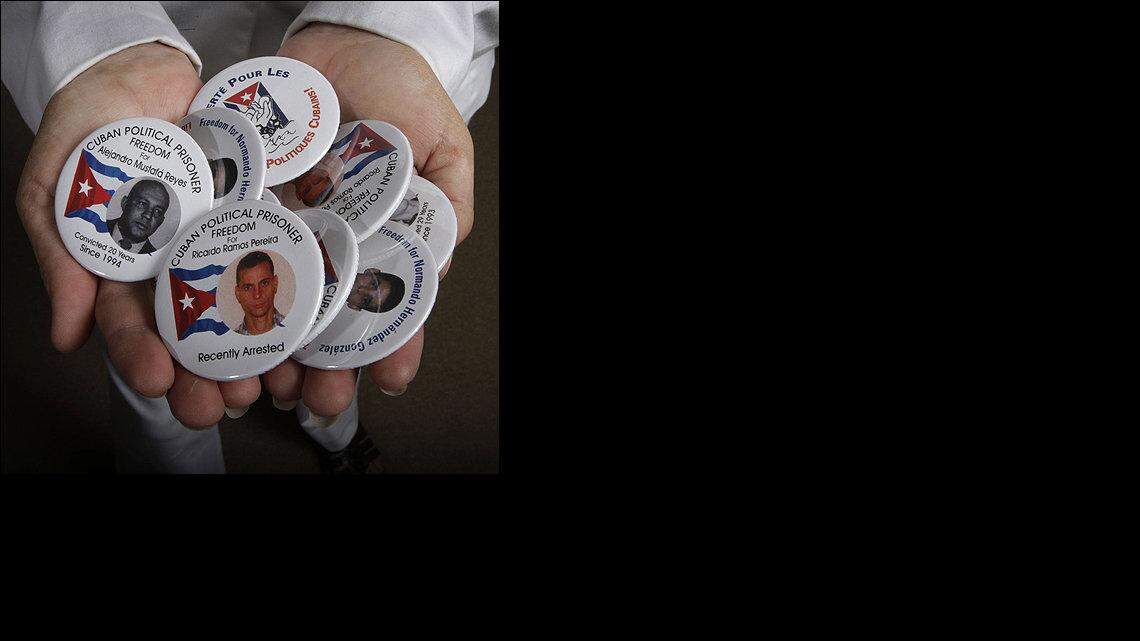 Yolanda Huerga, la representante de las Damas de Blanco en EEUU, muestra un puñado de prendedores con las fotos de los prisioneros de la Causa de los 75, en esta fotografía del 2007.