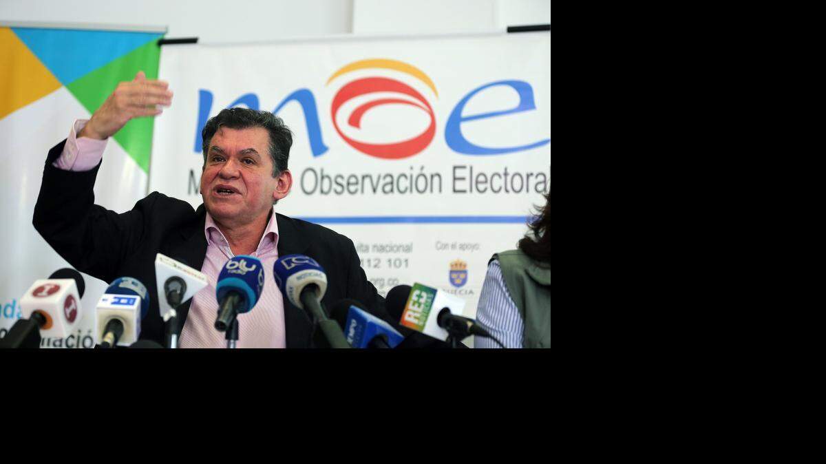 El director de la Fundación Paz y Reconciliación, León Valencia Agudelo, participa en una rueda de prensa este viernes 16 de octubre de 2015, en Bogotá (Colombia). Al menos 152 candidatos de los más de 112.800 que se presentan a las elecciones locales y regionales convocadas en Colombia para el 25 de octubre tienen nexos con grupos criminales, reveló una investigación de estas organizaciones no gubernamentales (ONG) publicada este viernes.