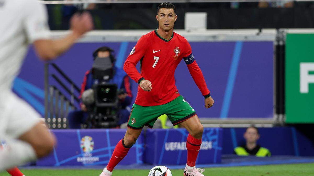 El jugador de Portugal Cristiano Ronaldo lleva la pelota en el partido ante Eslovenia en los octavos de final de la Eurocopa.
