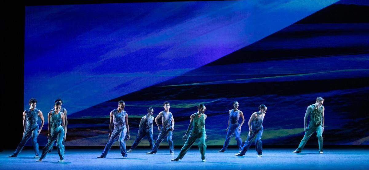 Los bailarines de Miami City Ballet en “Sea Change”, coreografía de Jamar Roberts.