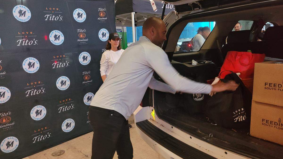 Esta es la cuarta ocasión en que Derek Jeter entrega comidas para el Día de Acción de Gracias en La Pequeña Habana.