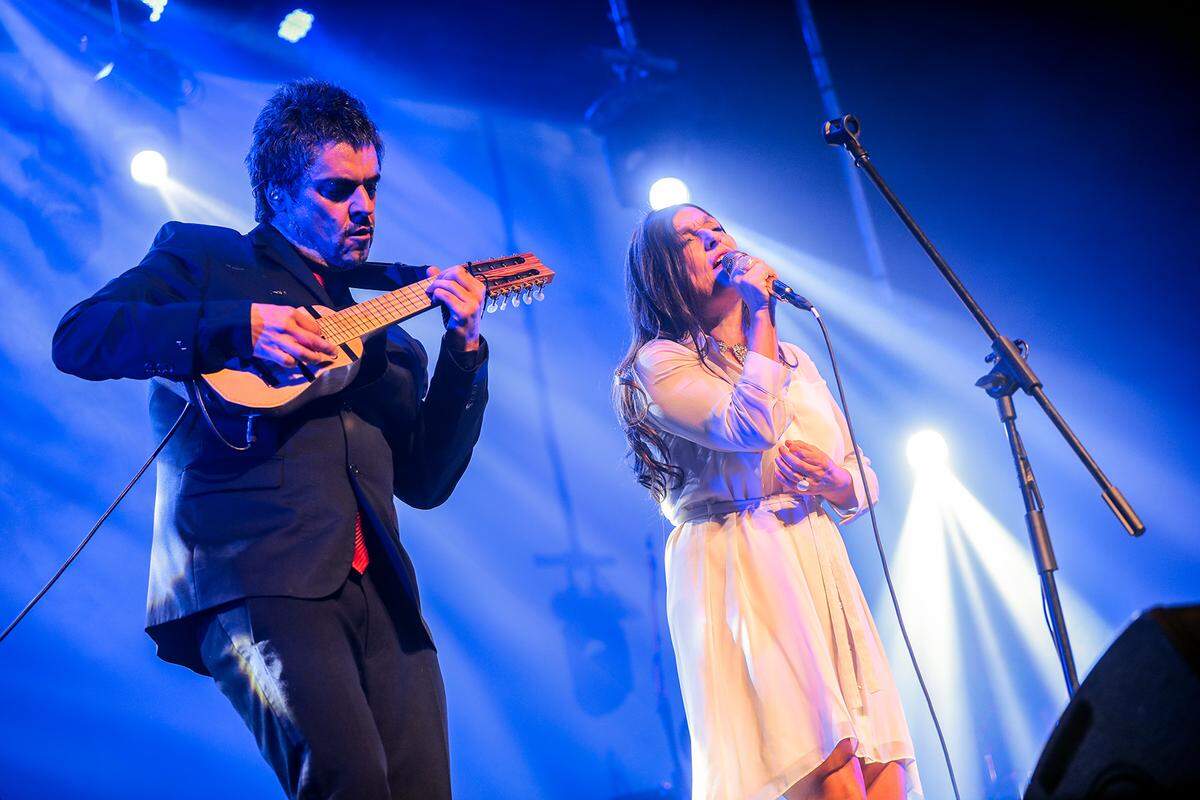 Los nietos de Violeta Parra, Ángel y Javiera, presentan el audiovisual, titulado “Violeta existe”.