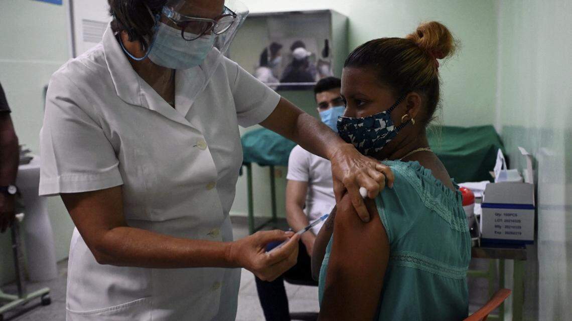 Una enfermera le pone a una mujer la segunda dosis del candidato vacunal Abdala en Cienfuegos, Cuba, el 30 de mayo de 2021.