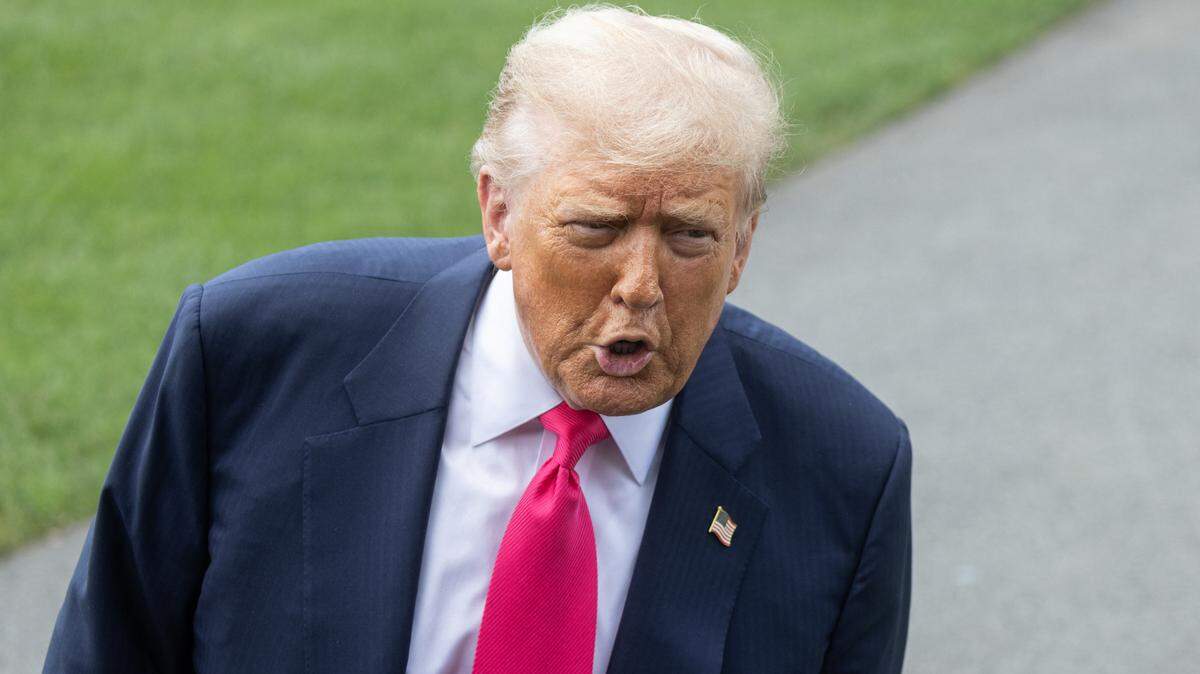 El presidente de EEUU, Donald Trump, habla con miembros de la prensa antes de abordar el Marine One en el Jardín Sur de la Casa Blanca, el 15 de julio de 2025, en Washington.