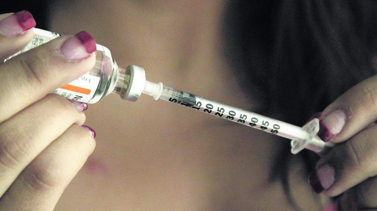 Restringir la insulina para perder peso puede conducir a complicaciones serias de la diabetes. Los pacientes desarrollan a menudo dolores en la espalda baja causado por el daño al riñón, los nervios en sus manos y pies hormiguean según se desarrolla la neuropatía, y su vista comienza a fallar. Un paciente de diabulimia puede sufrir migrañas y se marea fácilmente.