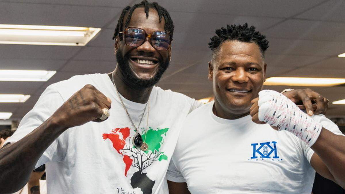 Deontay Wilder (i) se presentó en el entrenamiento abierto de Luis “King Kong” Ortiz el jueves en Las Vegas.