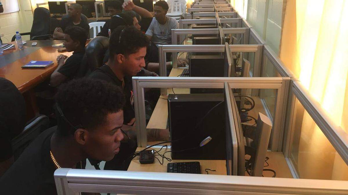 PROSPECTOS DE los Marlins estudian para ser mejores seres humanos dentro y fuera del terreno.