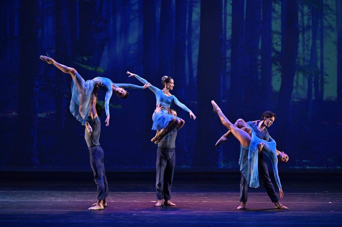 En la sección “Winter” del ballet “The Four Seasons” con coreografia de Yanis Pikieris: (de izquierda a derecha) Mayrel Martínez y Fabián Morales, Meisy Laffite y Stephan Fons, y Miranda Montes de Oca y Alexey Minkin.