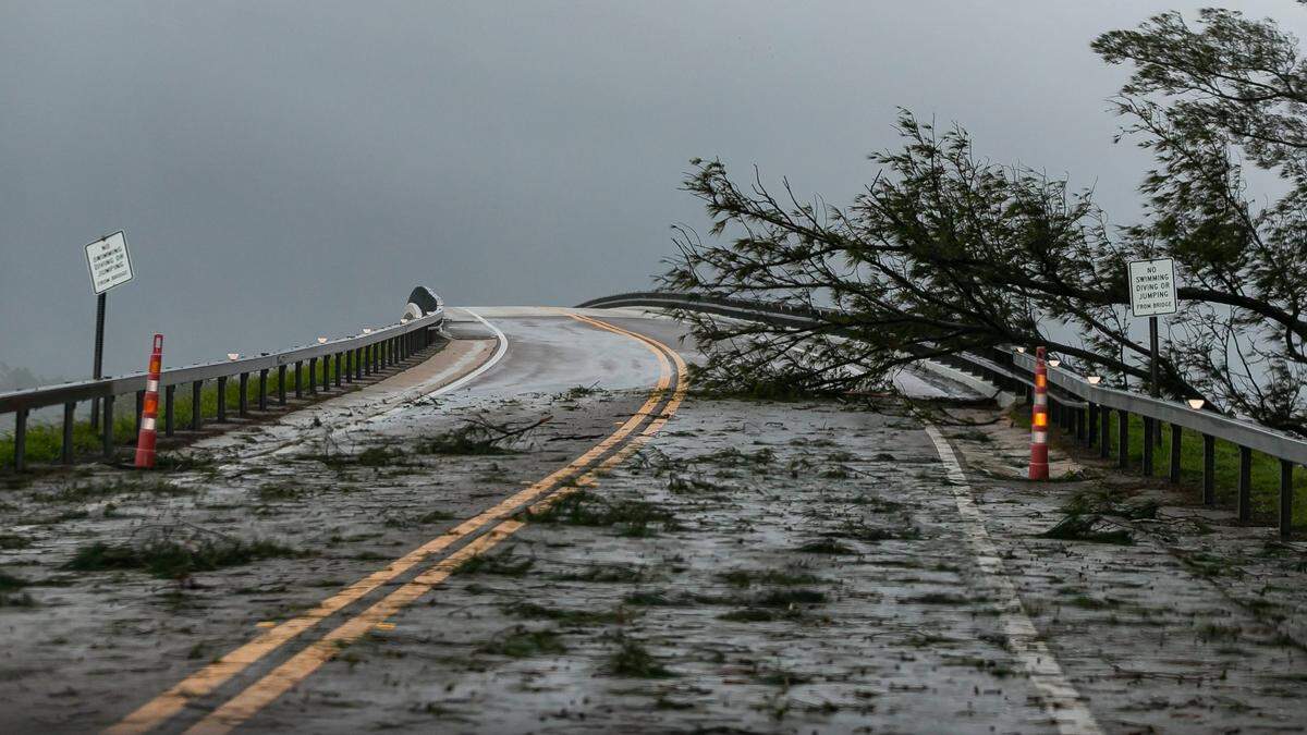 Árboles caídos en Boca Grande Causeway mientras el huracán Ian avanzaba tierra adentro el miércoles 28 de septiembre de 2022.