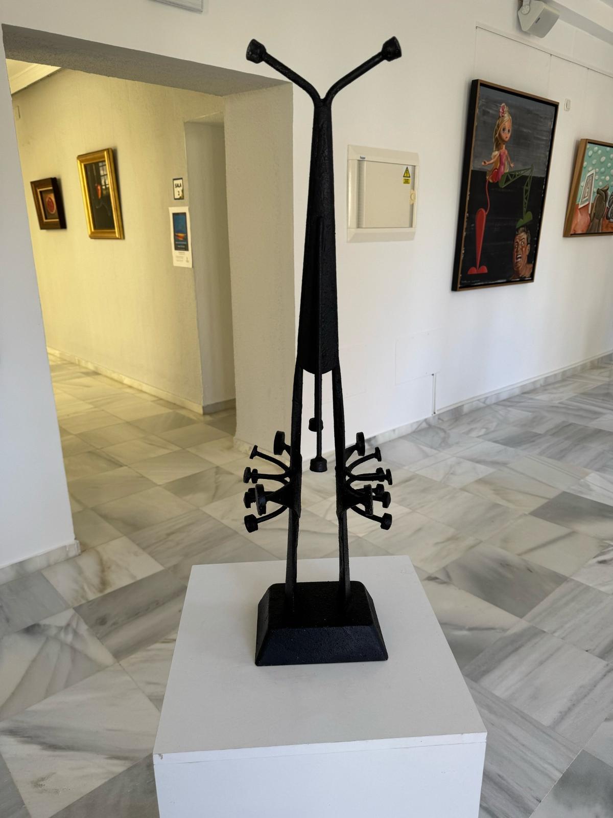 “Más se perdió en Cuba-Homenaje a Aldo Menéndez”. Exposición en sala Las Tejerinas, Estepona, 2025. En la foto al centro, escultura de Mario Almaguer.
