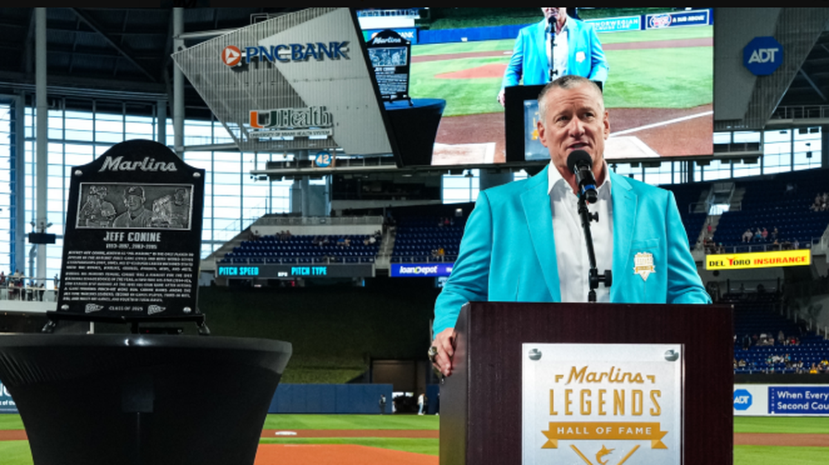 El expelotero Jeff Conine se convirtió este domingo en el primero en ser exaltado al Salón de la Fama de las Leyendas de los Marlins.