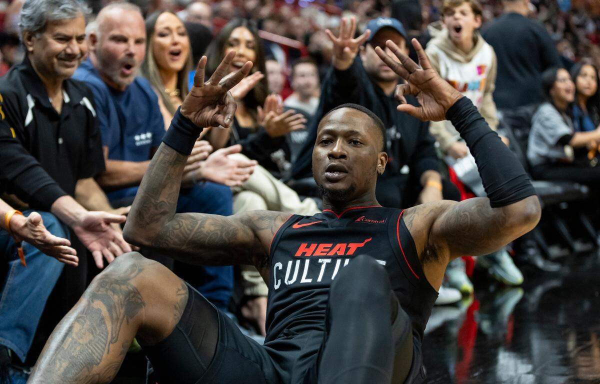 El jugador del Heat Terry Rozier reacciona tras anotar en el partido de los Suns de Phoenix, celebrado el 29 de enero de 2024 en Miami.