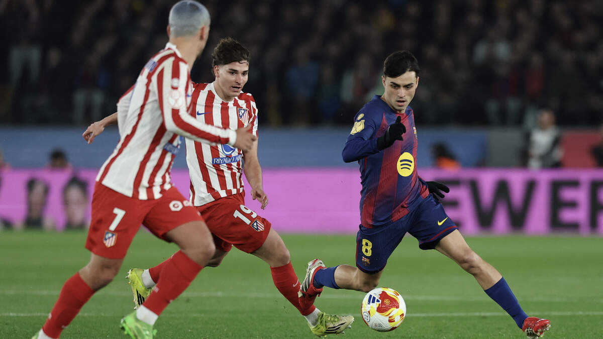 El centrocampista del Barcelona Pedri (der.) disputa el balón con los delanteros del Atlético de Madrid Julián Álvarez (centro) y Antoine Griezmann, durante el partido de vuelta de las semifinales de la Copa del Rey celebardo el 3 de marzo de 2026 en el  estadio Camp Nou de Barcelona.