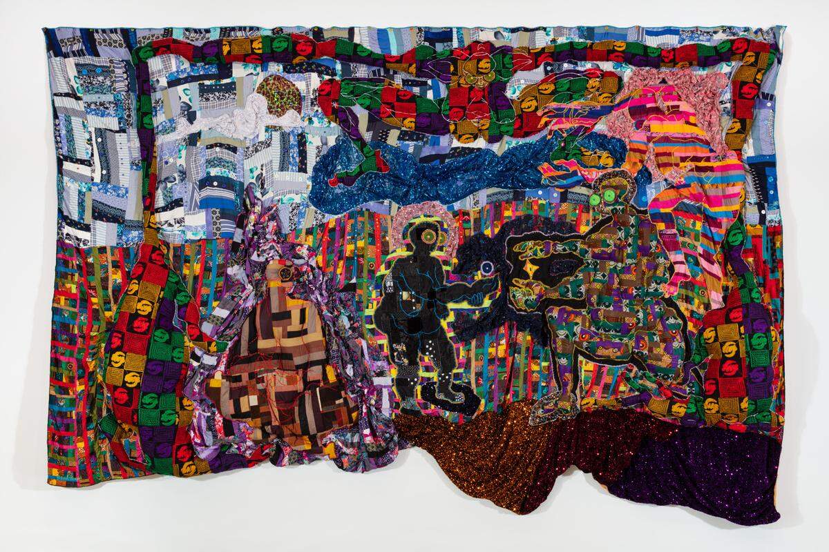 ‘Buttons in the Sky Bursting at the Seams’ (Botones en el cielo que estallan por las costuras), 2023, kente, tela de cera ghanesa, algodón, lana, terciopelo, poliéster, lentejuelas, hilo de bordar, encaje, guata, botones, cortinas, 144 x 204 x 12 pulgadas.