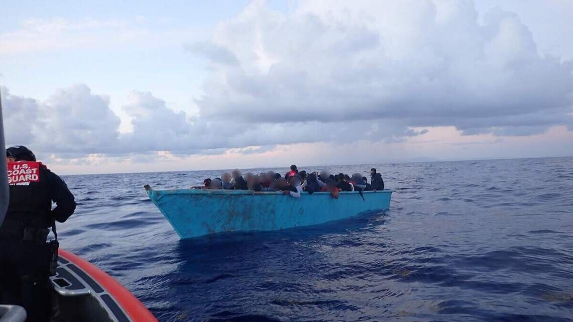 Una semana después de una travesía mortal, detienen otra embarcación con migrantes frente a República Dominicana