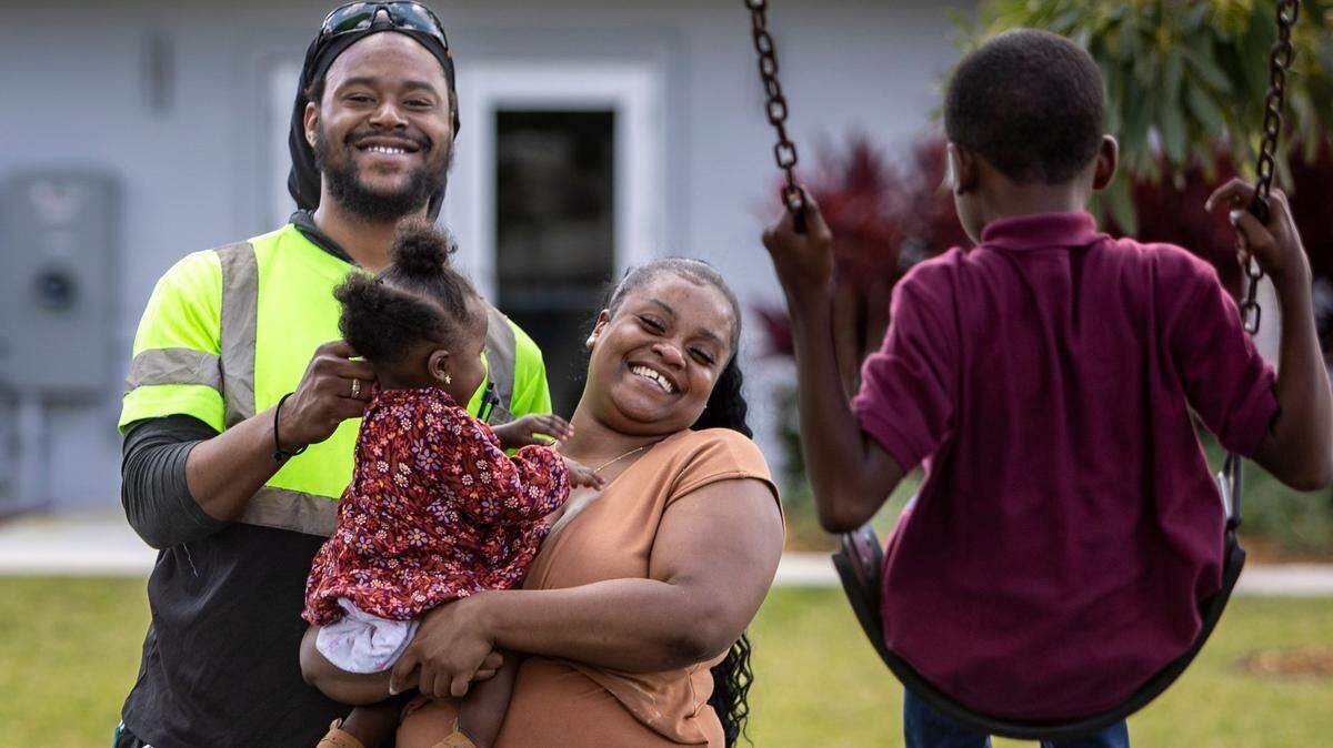 Breon Williams, de 27 años, con su esposa e hijos en el Cloverleaf Park de Miami Gardens el lunes 20 de noviembre.