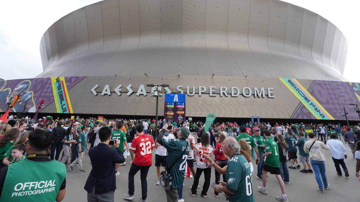 Personas llegan este domingo al Caesars Superdome en Nueva Orleans, escenario del mayor espectáculo anual del deporte estadounidense.