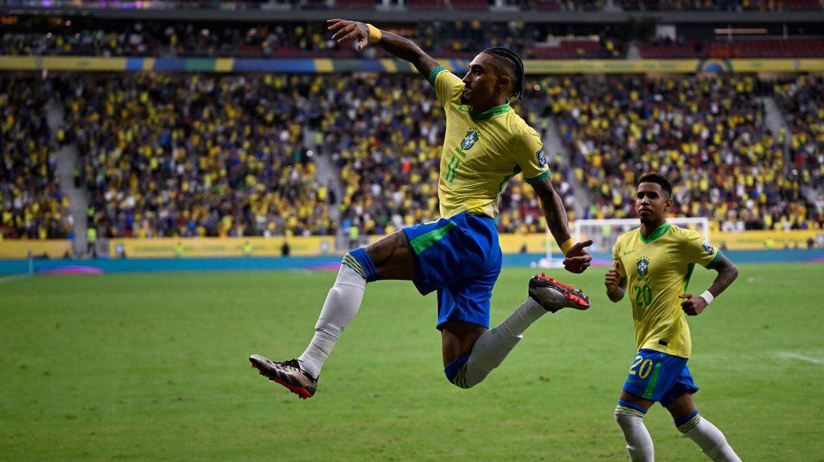 El jugador de Brasil Raphinha celebra tras anotar un gol ante Perú, en el partido de las eliminatorias mundialistas celebrado el 15 de octubre de 2024 en Brasilia.