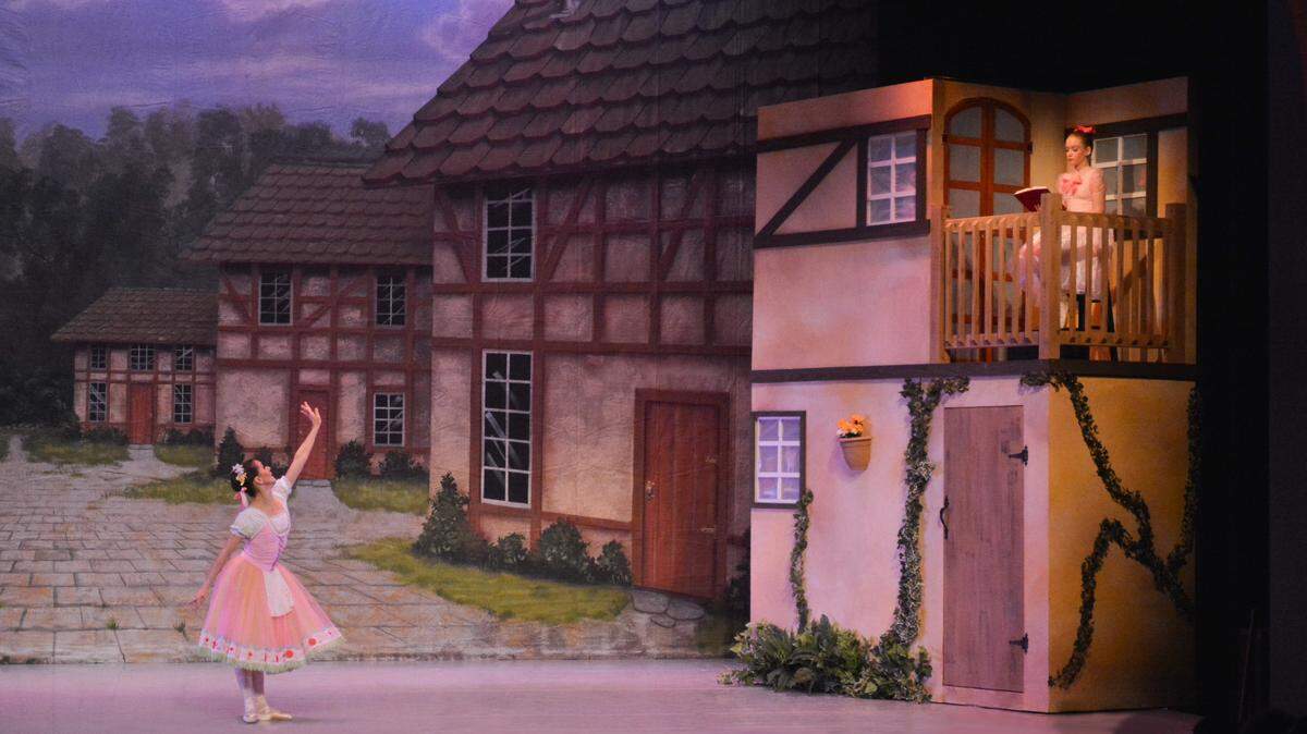 Swanilda (Mary Carmen Catoya) saluda a Coppelia, la muñeca mecánica “hija” del Dr. Coppelius.