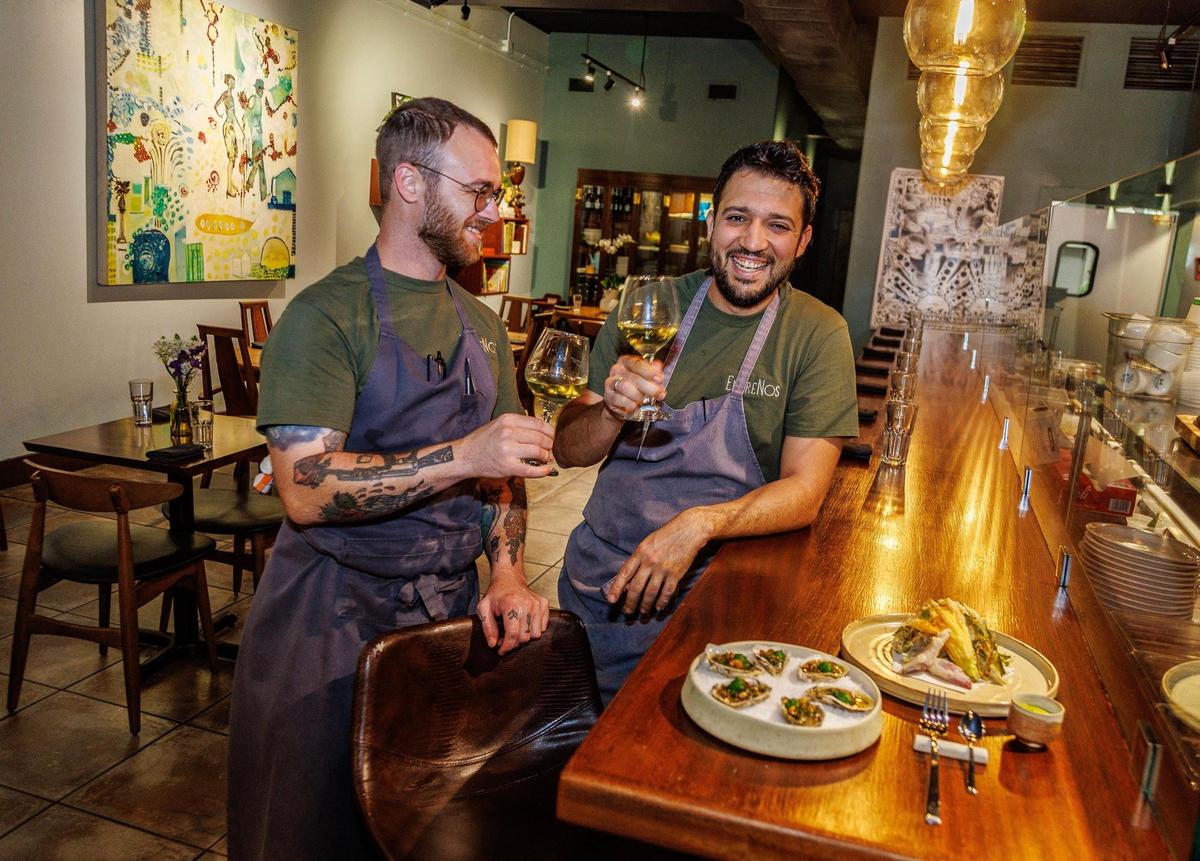 Los chefs Evan Burgess y Osmel Gonzalez en su restaurante EntreNos en Miami Shores, que obtuvo una estrella verde Michelin este año.