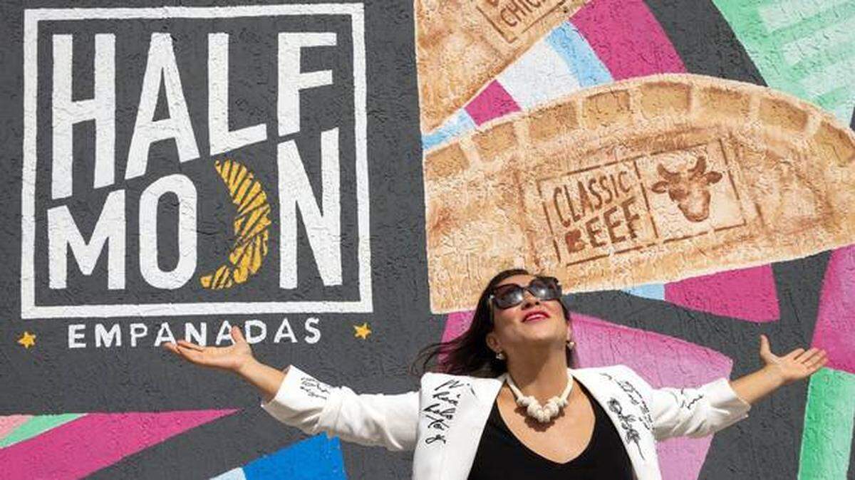 Pilar Guzmán, directora ejecutiva de Half Moon Empanadas, una empresa de Miami que vende empanadas argentinas en 11 aeropuertos de Estados Unidos, ha sido reconocida entre las fundadoras de negocios más destacadas de 2024 PHOTO BY Carl Juste.
