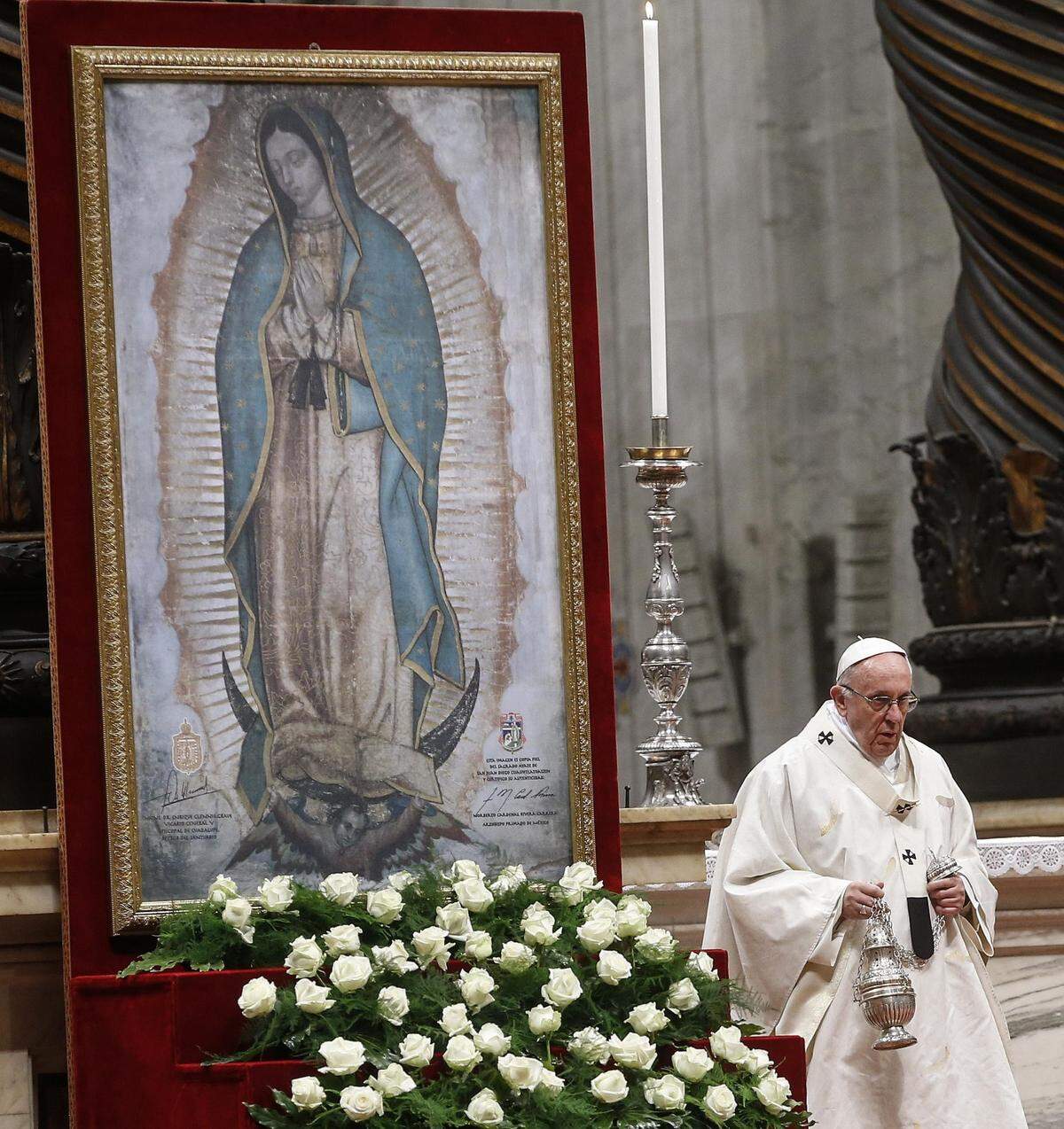 El papa Francisco oficia una misa en la basílica de San Pedro del Vaticano en honor a Nuestra Señora de Guadalupe, patrona de México, en el Vaticano, el 12 de diciembre de 2017.