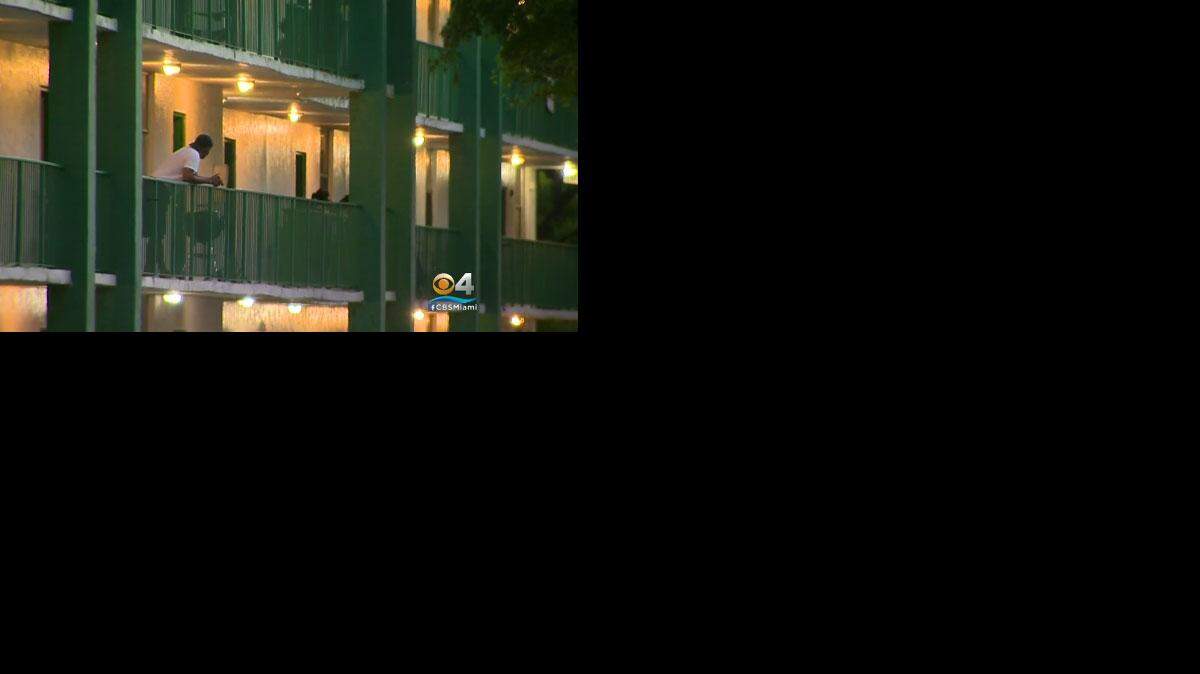 El tiroteo ocurrió en el mismo edificio de apartamentos donde el niño de seis años King Carter, fue asesinado a tiros en febrero. Cortesía CBS4
